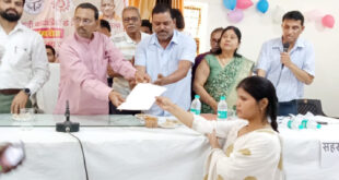 विधायक हरीश ने बांटे आंगनबाड़ी वर्करों को नियुक्ति पत्र