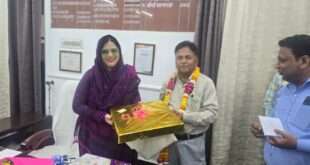 सेवानिवृत्त कर्मचारी  का शॉल, स्मृति चिन्ह देकर किया सम्मान