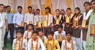 विद्यार्थी का हुआ सम्मान समारोह मुख्य अतिथि जिला विद्यालय निरीक्षक ने दीप प्रज्वलित किया।