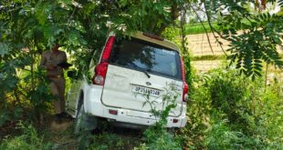 कार की स्पीड तीव्र होने से अनियंत्रित होकर खाई में जा घुसी बाइक के परखच्चे उड़े।