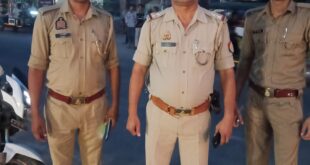 चौकी प्रभारी ब्रज किशोर ने ब्लैक आउट के बारे में क्षेत्र में भ्रमण कर लोगों को जानकारी दी
