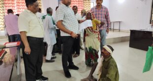 एसडीएम राशि कृष्णा व तहसीलदार विजय कुमार शुक्ला ने लोगों की समस्याएं सुनी