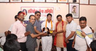 हाईस्कूल एवं इंटर के टॉप 10 छात्र ,छात्राओं को स्मृति चिन्ह देकर, माला पहनाकर एवं हेलमेट देकर सम्मानित किया