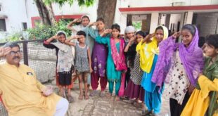 देशभक्ति की मिसाल : बस स्टैंड पर मांगने वाले बच्चों ने दिखाया राष्ट्रप्रेम का अद्भुत जज्बा
