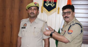 वरिष्ठ पुलिस अधीक्षक बदायूँ द्वारा आरक्षी से पदोन्नति मुख्य आरक्षी को तीन फीती लगाकर बधाई देते हुए उत्साहवर्धन किया