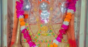 भक्तों ने हनुमान जी पर चोला चढ़ाकर कराया भंडारा