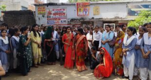 राजकीय कन्या इंटर कॉलेज में समर कैंप की चौदहवें दिन छात्राओं द्वारा ईश्वर वंदना की गई।