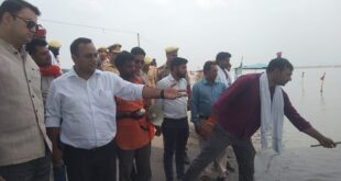 डीएम ने अधिकारियों संग किया कछला घाट का निरीक्षण