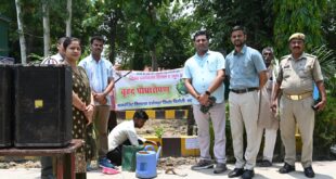 छात्र-छात्रा से अपने घर पर भी पौधा लगाने को प्रेरित किया