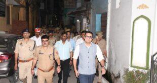 ईद-अल-अज़हा को लेकर डीएम व एसएसपी ने किया शहर में फुट मार्च