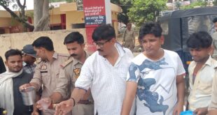 मूसाझाग। थाना पुलिस ने राहगीरों को पिलाया शरबत