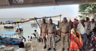 अटेना घाट पर सैकडो श्रद्धालुओ ने गंगा मे  लगाई आस्था की डुबकी