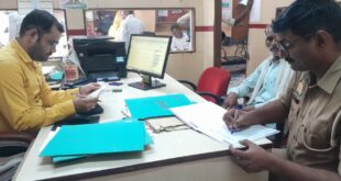 पुलिस उपनिरीक्षक ने स्थानीय बैंक शाखा में संदिग्ध लोगों से की पूछताछ