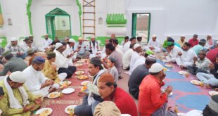 सामूहिक रोजा इफ्तार में उमड़ा रोजेदारों का हुजूम, मुल्क की तरक्की व अमन-चैन की मांगी दुआ