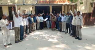 ब्लॉक परिसर में धरना देकर डीएम के नाम एडीओ पंचायत को सौंपा ज्ञापन