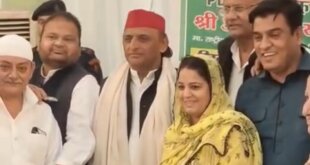 विधायक शाहिद मंजूर की इफ्तार पार्टी में पहुंचे अखिलेश यादव, रोजेदारों संग बैठकर खजूर खाई