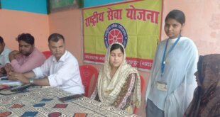 एनएसएस शिविर में स्वयंसेविकाओं ने बुजुर्गों को कराया अक्षर ज्ञान, स्वास्थ्य जांच भी हुई