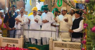 बड़े सरकार के उर्स पर उमड़ी अकीदतमंदों की भीड़, सांसद आदित्य यादव व आबिद रजा ने की चादरपोशी