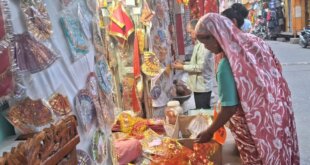 नवरात्रि व ईद को लेकर बिसौली में पुलिस का फ्लैग मार्च, सुरक्षा के पुख्ता इंतजाम