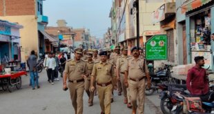 नवरात्र व ईद को लेकर बिल्सी में पुलिस का फ्लैग मार्च, सुरक्षा व्यवस्था का लिया जायजा