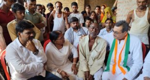 मेंथा टैंक हादसे में मृत युवकों के परिजनों से मिले कांग्रेस नेता