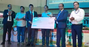 किसान गोष्ठी में मुख्य अतिथि में स्वीकृति पत्र वितरित किए