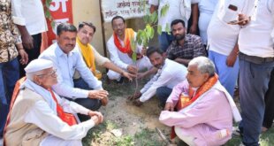 क्षेत्रीय विधायक हरीश शाक्य ने गुरुवार को उझानी ग्रामीण मंडल की विभिन्न ग्राम पंचायतो में  जन संपर्क किया।