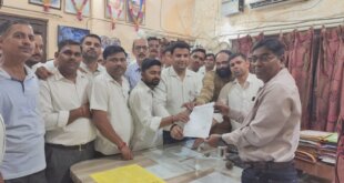 बैनामे की ई पंजीकरण प्रक्रिया के विरोध में रजिस्ट्री कार्यालय पर तालाबंदी कर बैनामा लेखकों न प्रदर्शन किया।