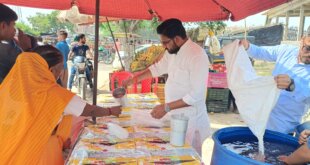 सोमवती अमावस्या पर मुजरिया चौराहे पर किया शरबत वितरण