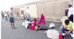वजीरगंज क्षेत्र में गंगा एक्सप्रेसवे पर भीषण सड़क हादसा, डबल डेकर बस पलटी