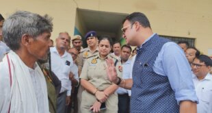 तहसील बार एसोसिएशन के अध्यक्ष अल्ताफ हुसैन के नेतृत्व में अधिवक्ताओं ने तहसील परिसर में प्रदर्शन किया