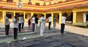 12वें अंतरराष्ट्रीय योग दिवस पर  ताड़ासन , वृक्षासन , शवासन, नौकासन , हलासन आदि आसनों का अभ्यास कराया गया