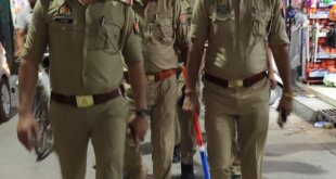 शांति, सुरक्षा एवं कानून व्यवस्था के दृष्टिगत पुलिस इंस्पेक्टर कमलेश मिश्रा ने नगर में पैदल गश्त किया