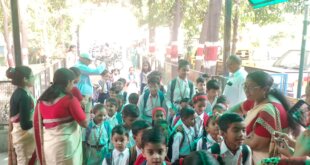 सरस्वती शिशु मंदिर नैनीताल मार्ग बरेली में विद्यार्थियों का पुष्पवर्षा एवं फूलों से हुआ भव्य स्वागत
