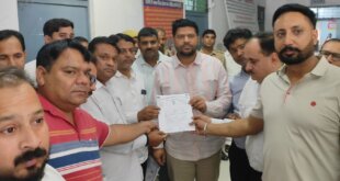 स्वार में डिजिटल रजिस्ट्री के विरोध में वकीलों ने प्रदर्शन कर दिया ज्ञापन