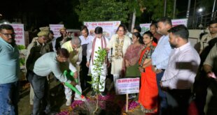 वन महोत्सव के तहत सरसोता शिव मंदिर परिसर में चला स्वच्छता अभियान, आम के पौधों का हुआ वितरण