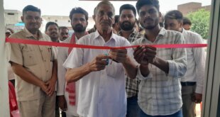 पूर्व प्रधान एवं समाज सेवी ने स्थानीय आई केयर सेंटर का उद्घाटन फीता काटकर किया , मिठाई बांटकर शुभ कामनाएं व्यक्त की