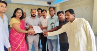 बिजली विभाग की विभिन्न नीतियों के विरोध में नायब तहसीलदार मो. हारिस के माध्यम से मुख्यमंत्री के नाम ज्ञापन सौंपा।