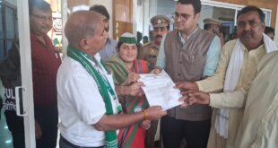 भारी बारिश में भी डटे किसान, डीएम को सौंपा 15 सूत्रीय ज्ञापन, अस्पतालों में भ्रष्टाचार पर दी आंदोलन की चेतावनी