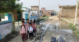 विकास के दावों की पोल खोल रहा कटघर गांव, मुख्य रास्तों पर जलभराव