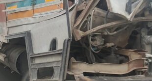 गंगा एक्सप्रेस-वे पर बड़ा हादसा टला, डबल डेकर बस में पीछे से घुसा तेज रफ्तार कंटेनर