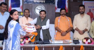 डिग्री शिक्षकों को वितरित किए गए मुख्यमंत्री शिक्षक कैशलेस चिकित्सा योजना के कार्ड