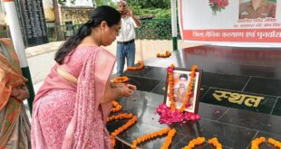 कारगिल विजय दिवस पर वीरांगंना को किया सम्मानित, शहीद को दी पुष्पांजलि