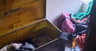 एक ही रात दो घरों की दीवार काटकर लाखों के आभूषण व नकदी चोरी, ग्रामीणों में दहशत