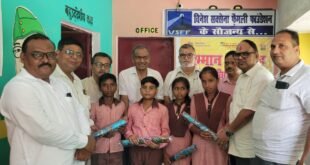 संविलियन विद्यालय बंजरिया में विनेश सक्सैना फैमिली फाउंडेशन द्वारा सभी छात्र-छात्राओं को छाते वितरित किए