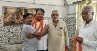 सेवानिवृत्त होने पर सुरेश पाल सिंह को शॉल ओढ़ाकर किया गया सम्मानित