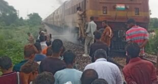लालकुआं-कासगंज पैसेंजर ट्रेन के इंजन में लगी भीषण आग मालगांव फाटक पर घंटों रुकी रही ट्रेन; यात्रियों में मची अफरातफरी