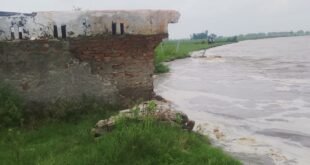 गंगा के बढ़ते जलस्तर से कटान तेज, विद्यालय की बाउंड्री नदी में समाई
