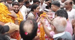 डॉ. शैलेश पाठक व कांवड़ियों का भव्य स्वागत: पुलिस अधिकारियों ने अपने हाथों से बांटे फल और शीतल पेय