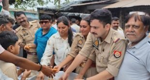 इंस्पेक्टर कमलेश मिश्रा के नेतृत्व में अटल चौक पर कावड़ियों के लिए कावड़ सेवा शिविर में विशाल भंडारे का आयोजन किया